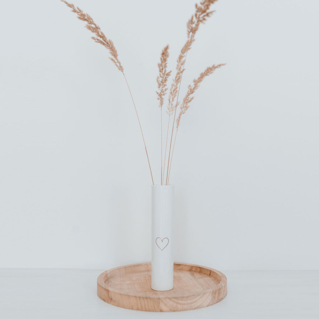 Vase | Gold Heart
Our “Heart” vase made of fine bone porcelain is the perfect piece of decoration for every room. The vase is decorated with a heart made of a real gold print and has an elegant and simple cylinder design. Thus, our “Heart” vase goes well with many styles.