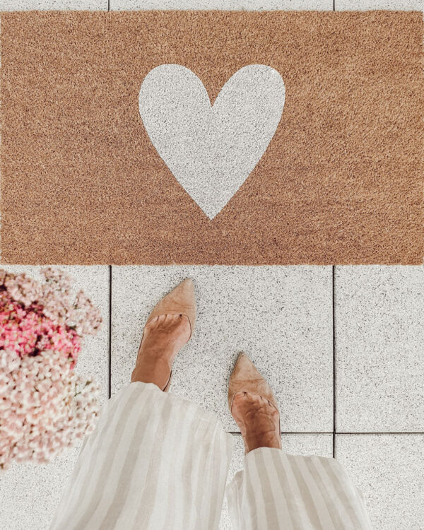 Doormat with ♥: Add a touch of whimsy to your mom's doorstep with this coconut fiber doormat. Featuring a hand-designed heart print and a non-slip vinyl backing, it's both functional and stylish. And with a size of 45 x 75 cm, it's the perfect fit for any entryway.