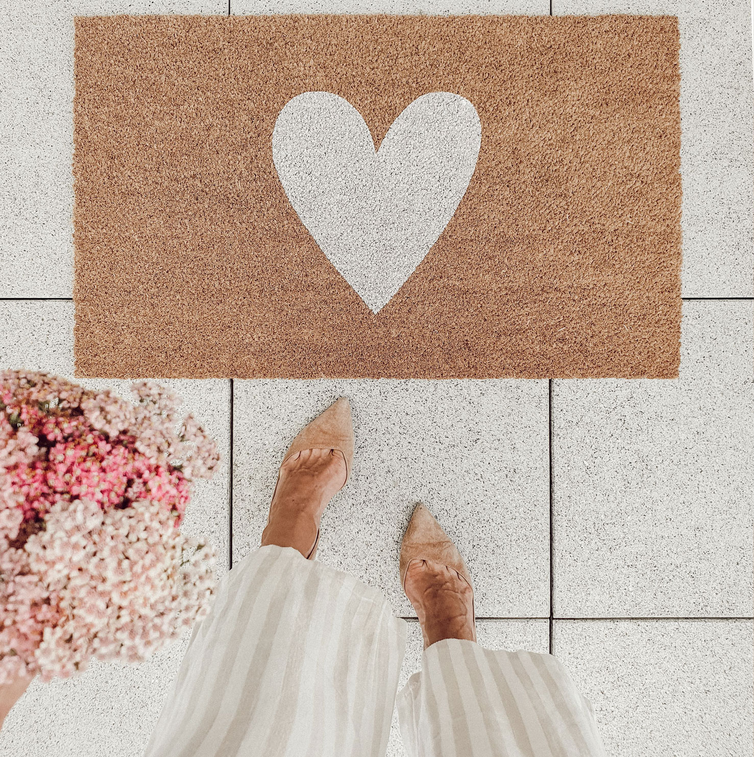 Doormat with ♥: Add a touch of whimsy to your mom's doorstep with this coconut fiber doormat. Featuring a hand-designed heart print and a non-slip vinyl backing, it's both functional and stylish. And with a size of 45 x 75 cm, it's the perfect fit for any entryway.