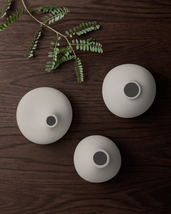 set of 3 vases in grey colour