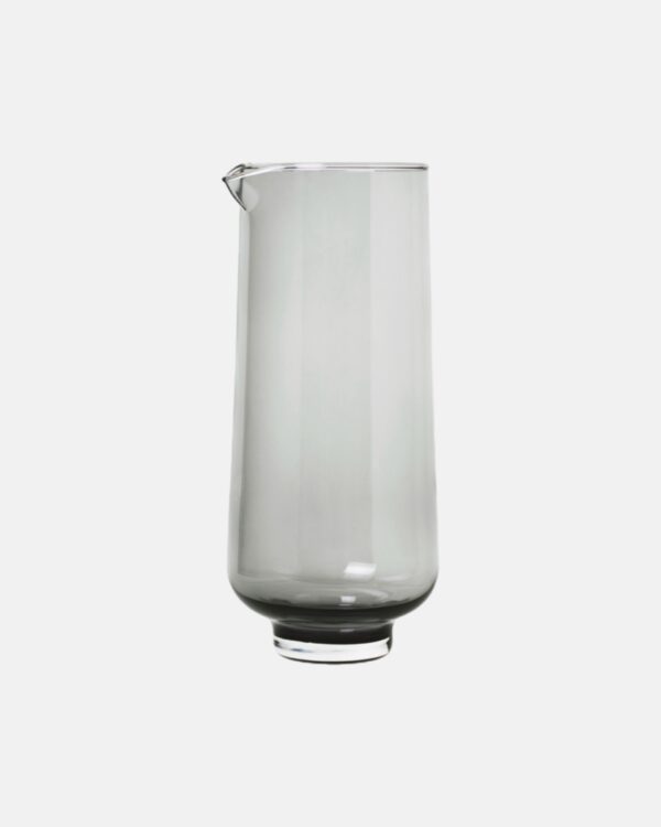 The FLOW carafe, in the smoky Grey tone ‘Smoke’, is a sophisticated addition to your dining table. With the smaller, robust base and gracefully rounded form, designer Theresa Rand has created the perfect, delicate silhouette. Typical bubbles and flow lines make every single glass object unique, thanks to traditional hand-craftsmanship.