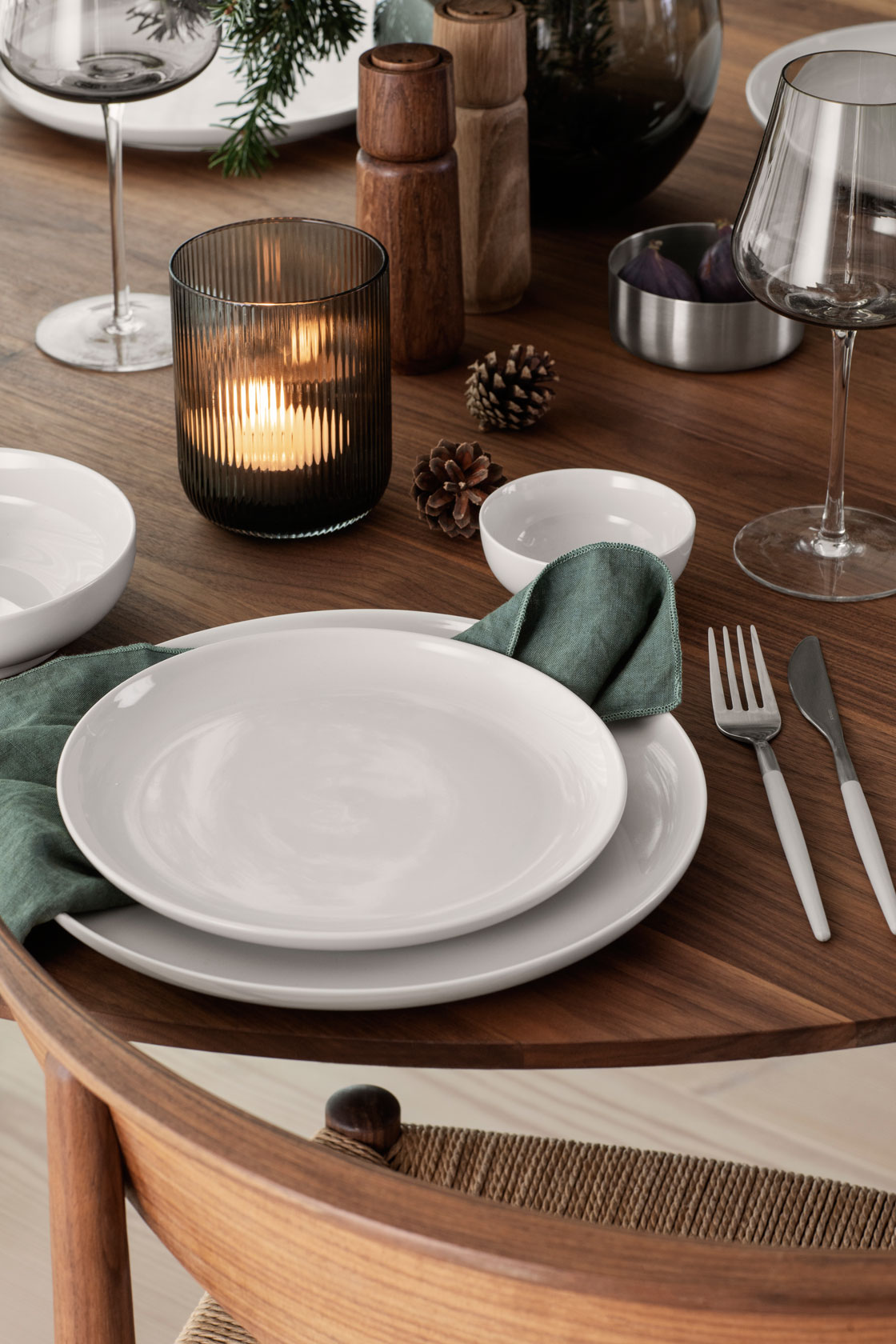 dinning table setting with plates, cutlery, napkins and lantern