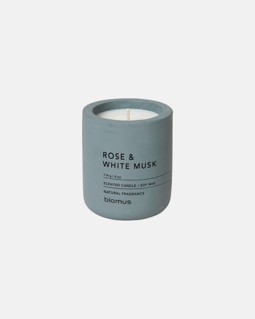 Transform your home into a calming retreat with the FRAGA candle. Its enchanting scent and modern design create a cozy atmosphere for relaxation and wellbeing.