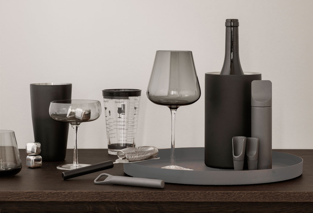 Stylish layered look: The REO storage tray, made of powder-coated steel, provides plenty of space for creative arrangements. The understated design goes with any style of interior design and the colour “pewter” conveys warm and sensuality.