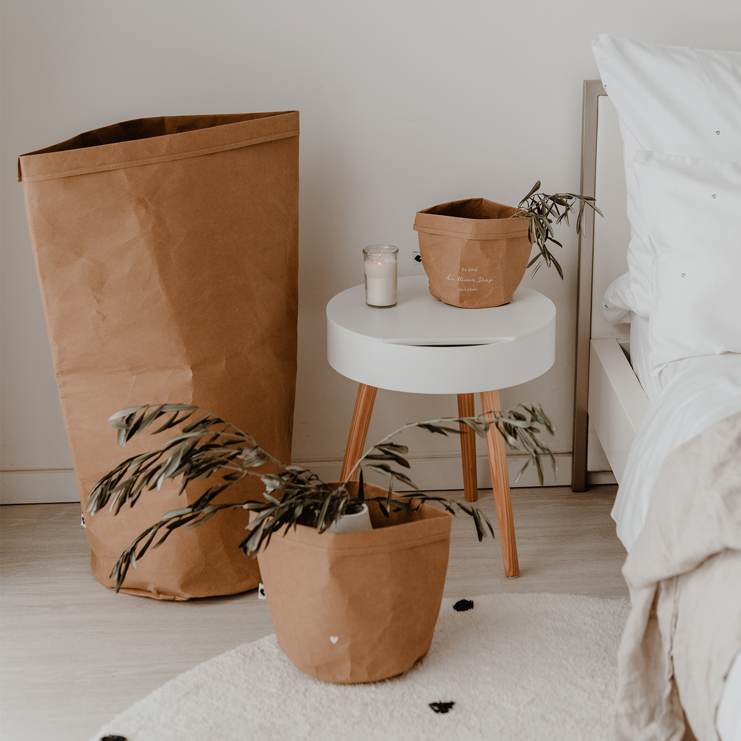 paper baskets in black colour. This set consists of two paper bags in different sizes. The larger paperbag is decorated with a heart. The smaller one bears the saying "It's the little things in life" in German.