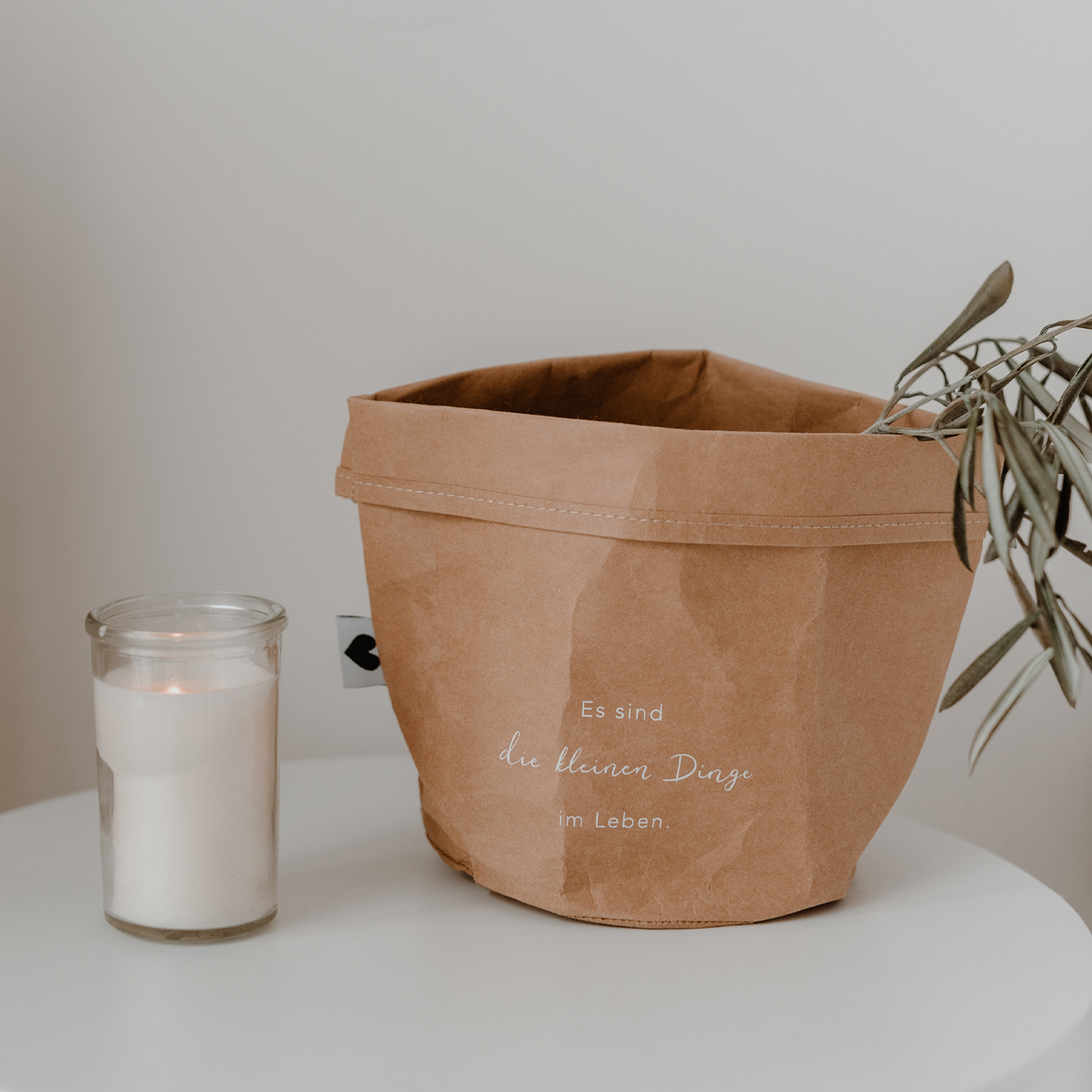 paper baskets in black colour. This set consists of two paper bags in different sizes. The larger paperbag is decorated with a heart. The smaller one bears the saying "It's the little things in life" in German.