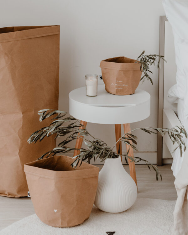 paper baskets in black colour. This set consists of two paper bags in different sizes. The larger paperbag is decorated with a heart. The smaller one bears the saying "It's the little things in life" in German.
