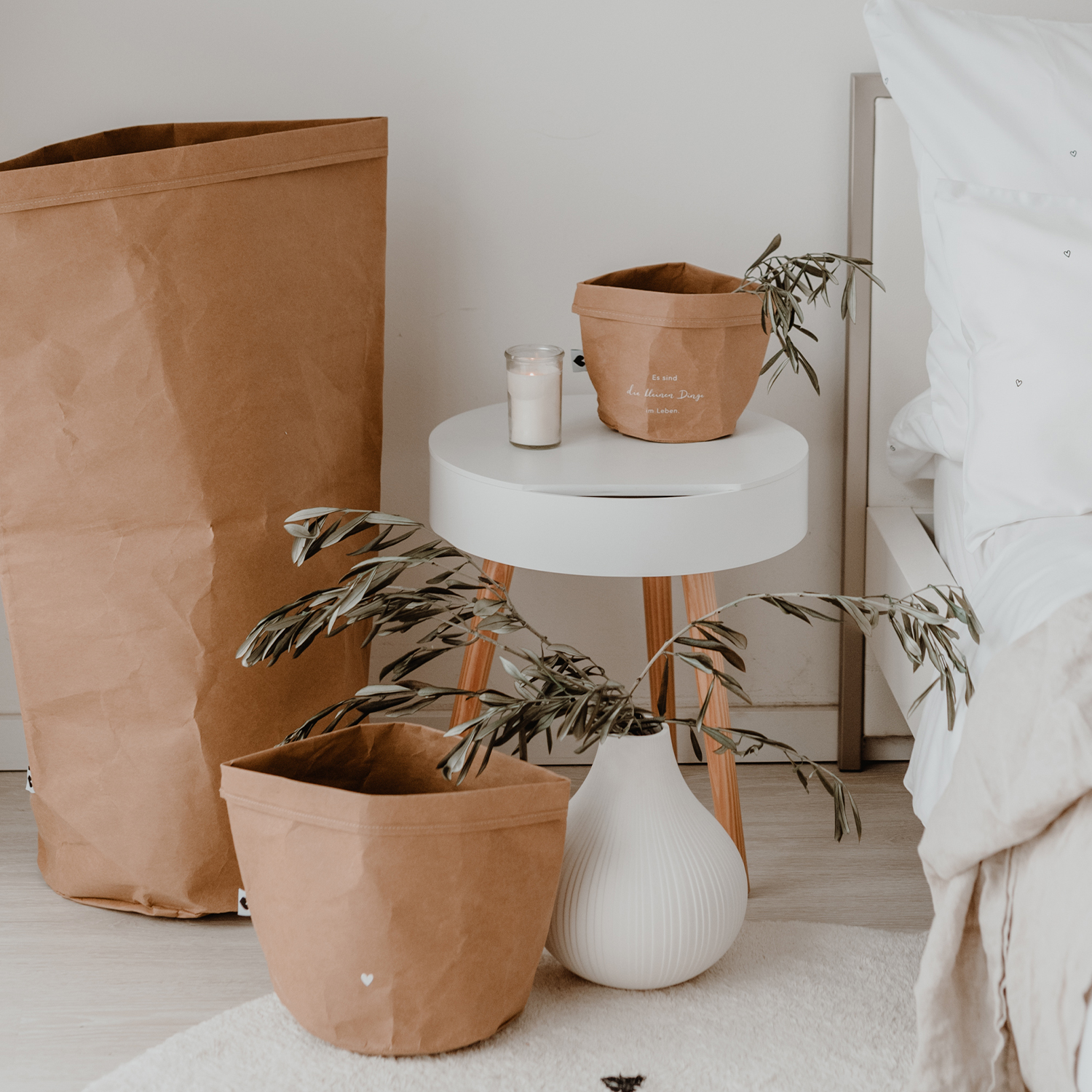 paper baskets in black colour. This set consists of two paper bags in different sizes. The larger paperbag is decorated with a heart. The smaller one bears the saying "It's the little things in life" in German.
