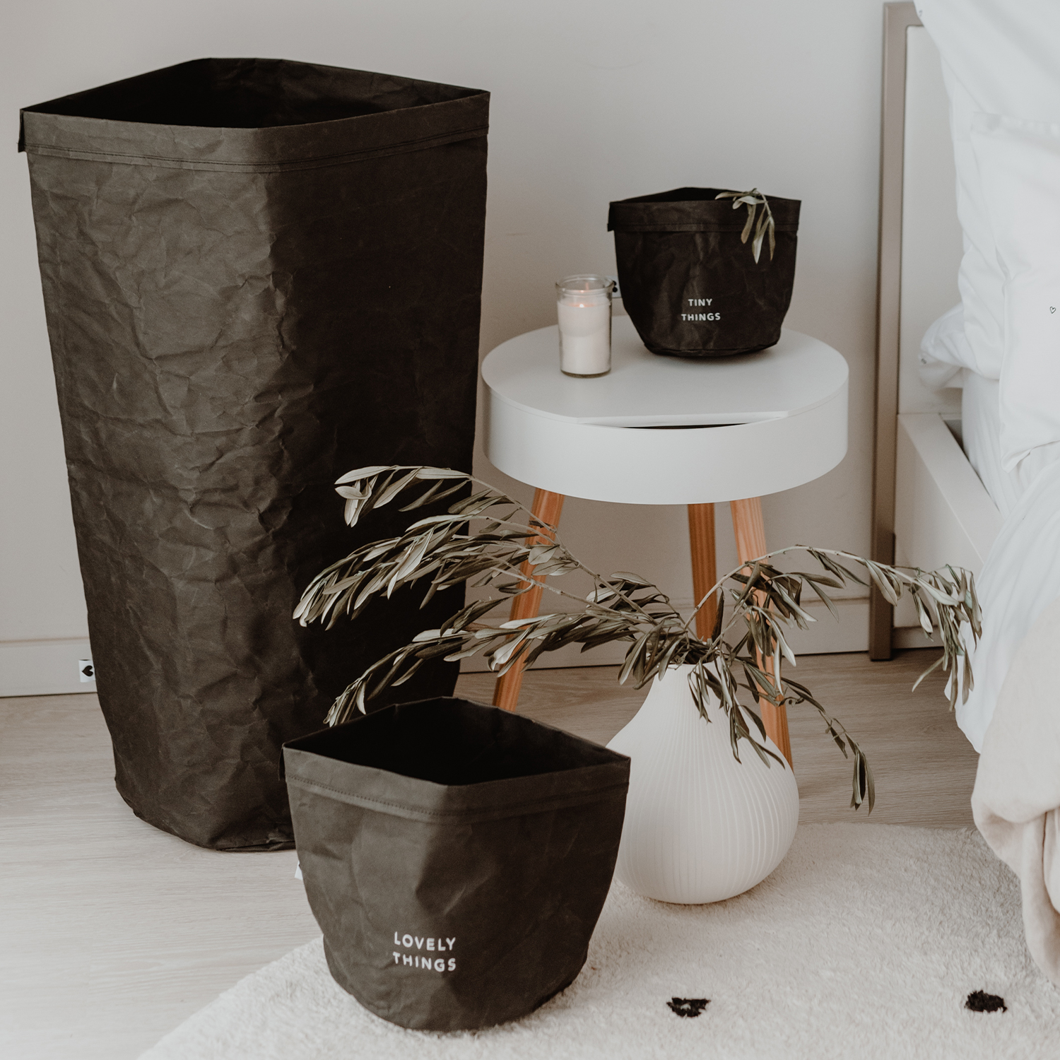 paper baskets in black colour. This set consists of two paper bags in different sizes. The larger paperbag bears the slogan "Lovely Things". The smaller paper bag "Tiny Things".
