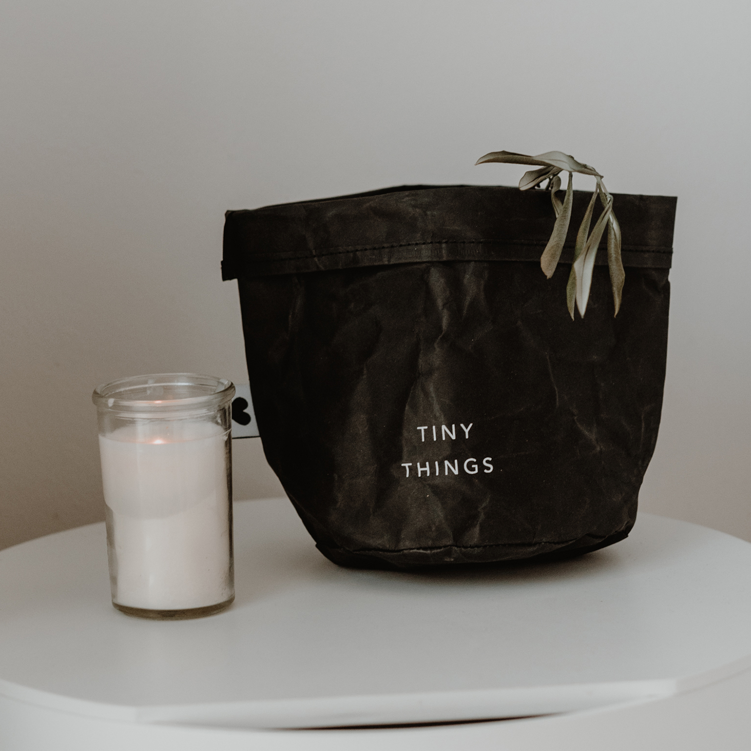paper baskets in black colour. This set consists of two paper bags in different sizes. The larger paperbag bears the slogan "Lovely Things". The smaller paper bag "Tiny Things".