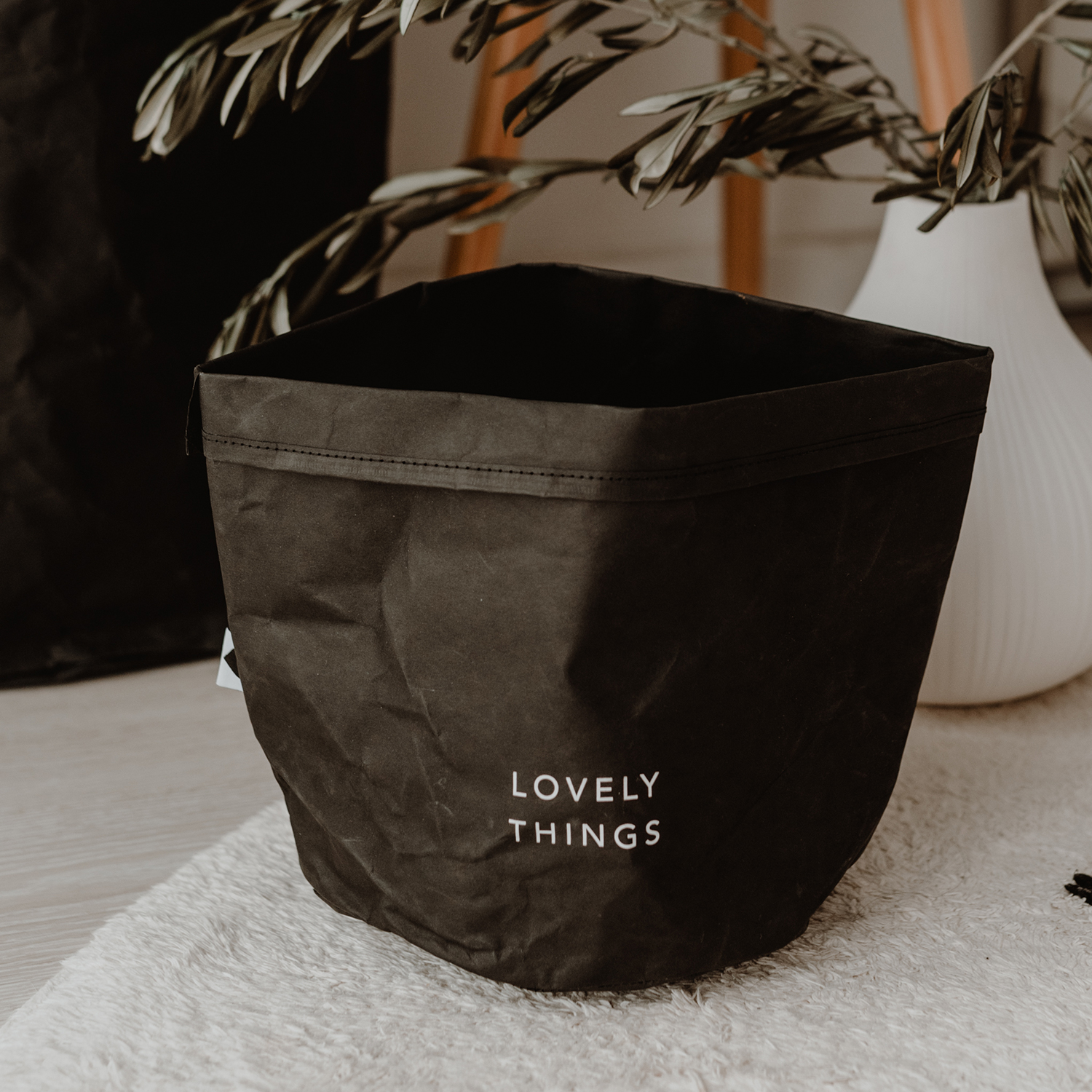 paper baskets in black colour. This set consists of two paper bags in different sizes. The larger paperbag bears the slogan "Lovely Things". The smaller paper bag "Tiny Things".