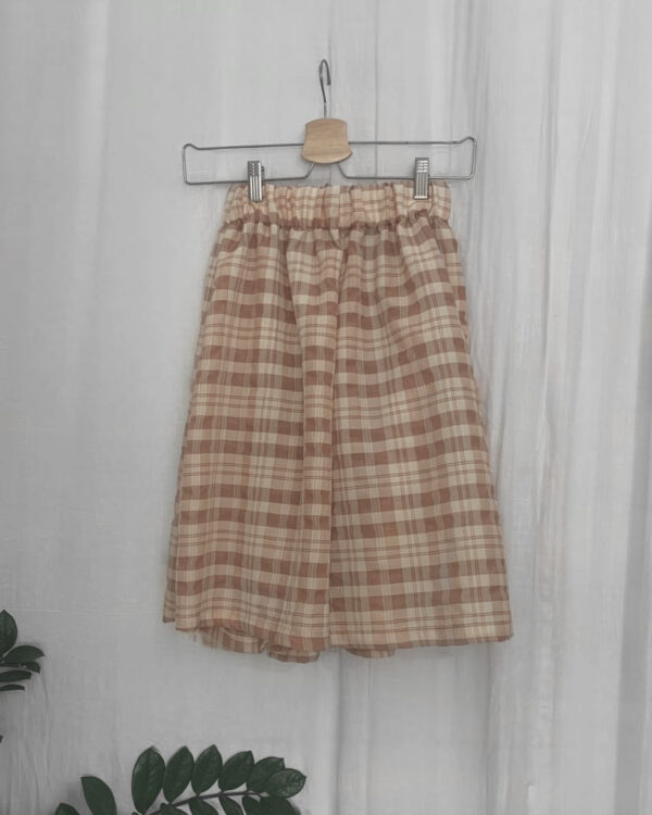 Embroidered checkered culottes. beige tones