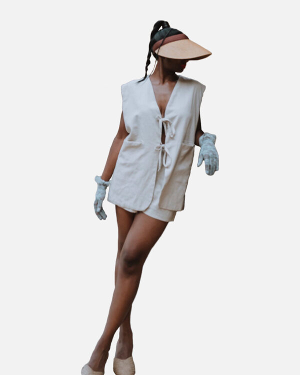 a linen waistcoat with side splits and hidden pockets that can be tied at the front for extra comfort and practicality. Double-sided for a clean finish! Made with 100% linen fabric.