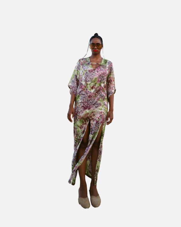 Printed satin kimono dress with high slits and pockets at the front. Comfortable fit that can be worn as casual wear or for a formal event.