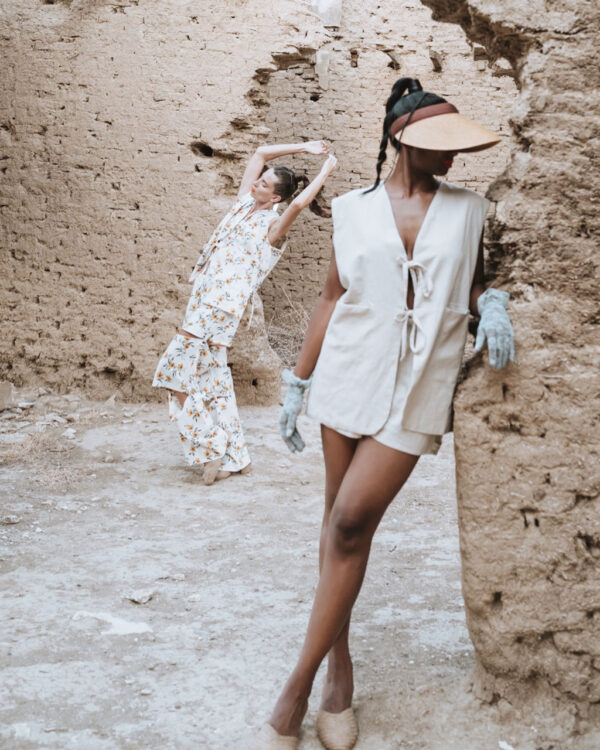 a linen waistcoat with side splits and hidden pockets that can be tied at the front for extra comfort and practicality. Double-sided for a clean finish! Made with 100% linen fabric.