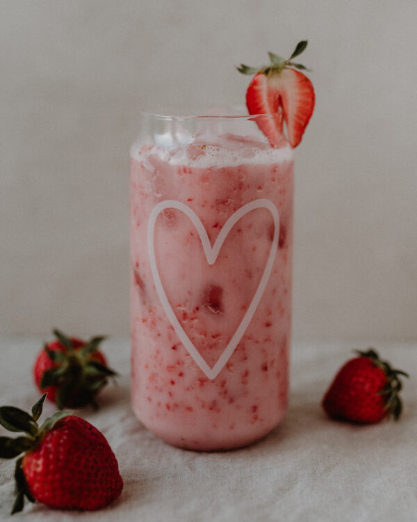 Introducing our new glasses with a heart print in white. Made from durable borosilicate glass, these stylish glasses are perfect for enjoying homemade lemonades, iced tea, summer cocktails, or milkshakes. With their unique can shape and large feel-good prints, they are absolute eye-catchers. Approx. 15 cm tall, 500 ml capacity, and dishwasher safe for easy cleaning.