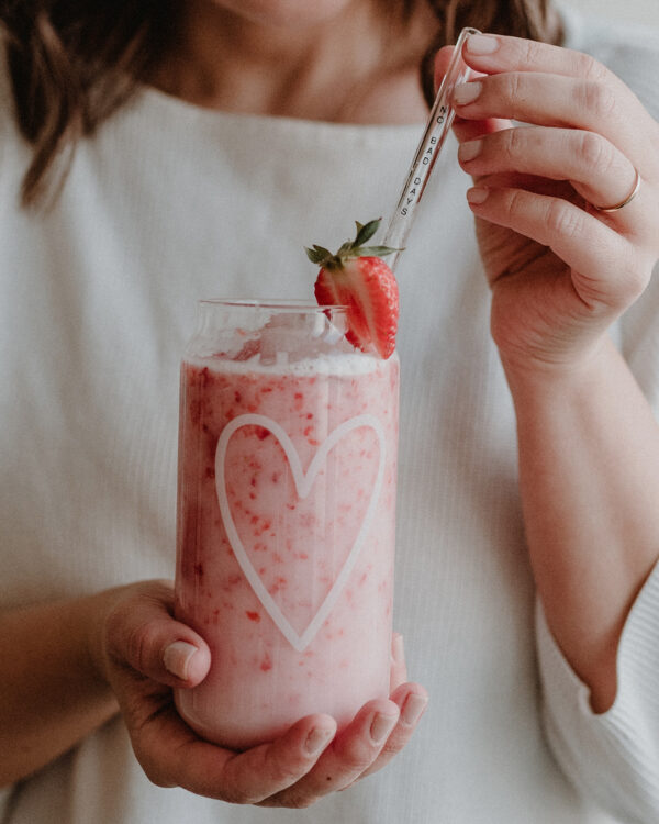 Introducing our new glasses with a heart print in white. Made from durable borosilicate glass, these stylish glasses are perfect for enjoying homemade lemonades, iced tea, summer cocktails, or milkshakes. With their unique can shape and large feel-good prints, they are absolute eye-catchers. Approx. 15 cm tall, 500 ml capacity, and dishwasher safe for easy cleaning.