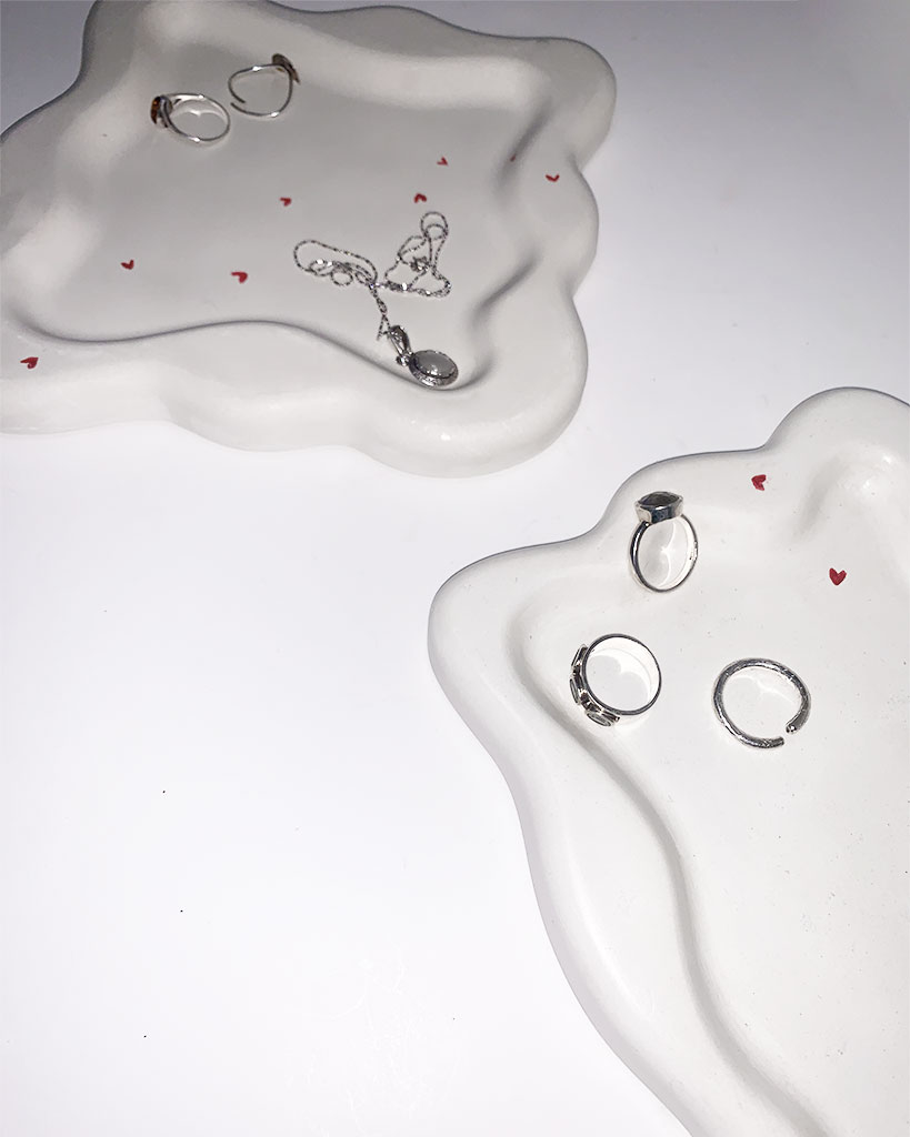 Add a touch of romance to any setting with our "Enamora" organic shape tray from our Valentine's Collection. Crafted with love and care, it features a beautiful greish color and charming red hearts.