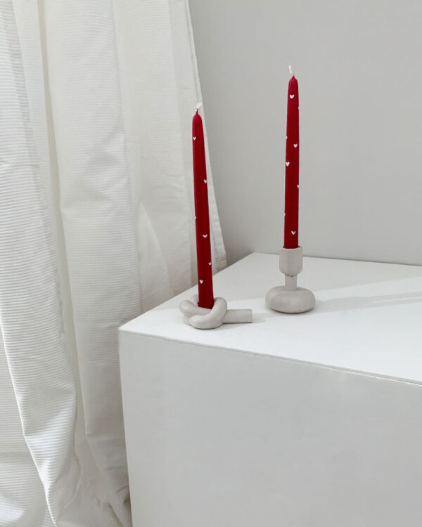 Enamora Valentine's Collection: Red candlesticks with white hearts. Burn time of 5.5h. Perfect for a romantic ambiance.