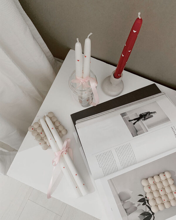 Enamora Valentine's Collection: Red candlesticks with white hearts and white candlesticks with red hearts. Burn time of 5.5h. Perfect for a romantic ambiance.