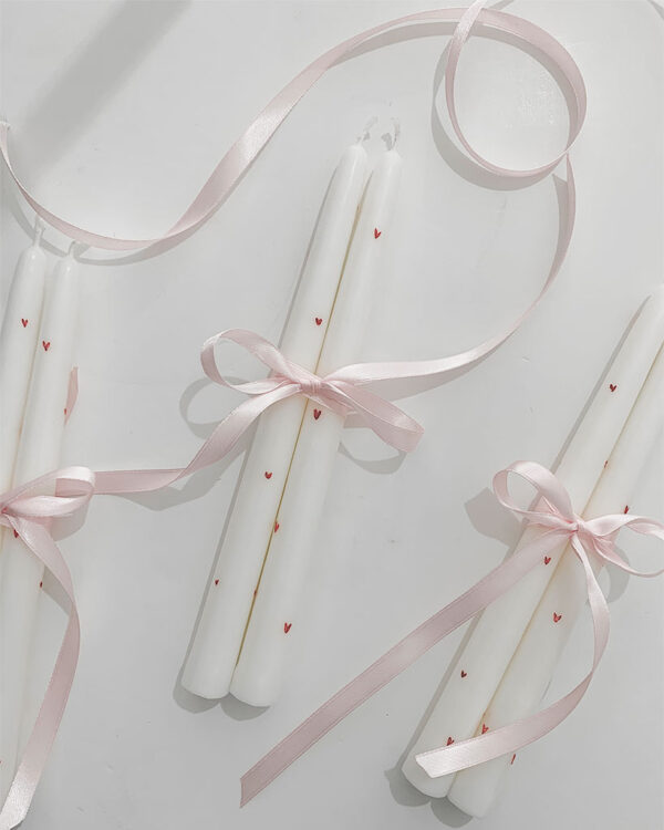 Enamora Valentine's Collection: white candlesticks with red hearts. Burn time of 5.5h. Perfect for a romantic ambiance.