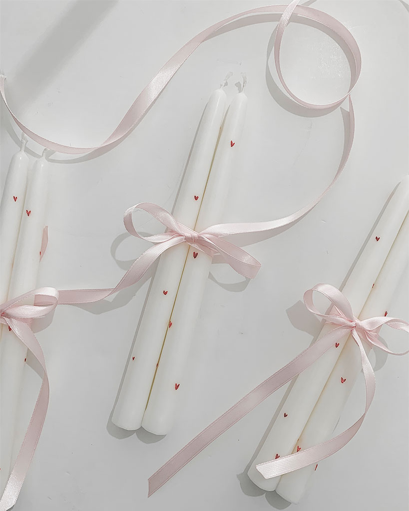 Enamora Valentine's Collection: white candlesticks with red hearts. Burn time of 5.5h. Perfect for a romantic ambiance.