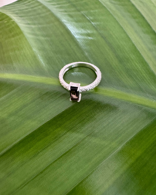 Elevate your jewellery collection with our smoky topaz ring in size 7. Featuring a mesmerising stone and intricate detailing, this piece is a true gem of undeniable allure