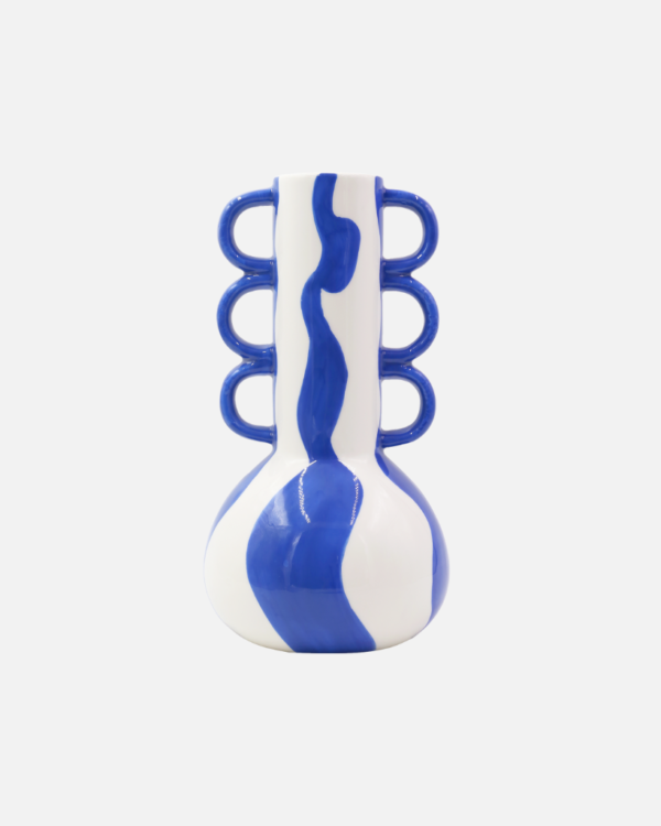 Enhance your floral display with the ceramic Tomás vase from Qué Rico. This Belgian-designed vase, inspired by the lively Spanish lifestyle and featuring the colourful Bold & blue pattern, adds a ray of sunshine to your home. With its organic shape and vibrant colour combination of white and blue, this handmade vase is a true eye-catcher in any interior. As it is hand-painted, every piece is unique! Gift packaging included.