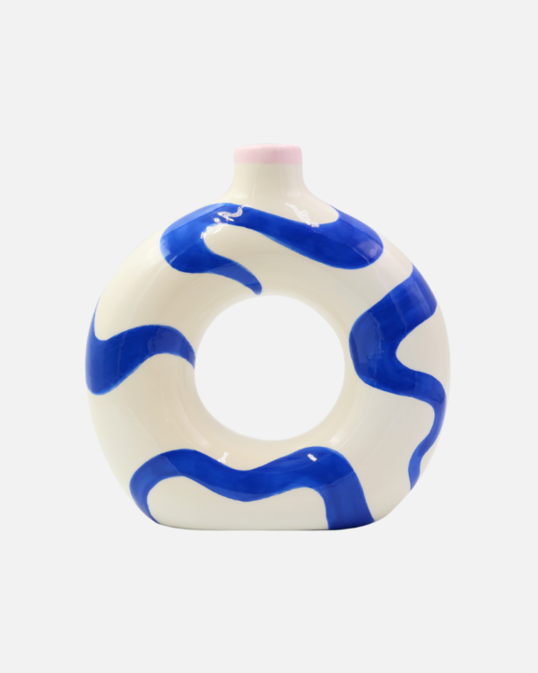 Enhance your floral display with the ceramic Josefina vase from Qué Rico. This Belgian-designed vase, inspired by the lively Spanish lifestyle and featuring the colourful Spanish Swirls pattern, adds a ray of sunshine to your home. With its organic shape and funky colour combination of blue and pink, this handmade vase is a true eye-catcher in any interior. As it is hand-painted, every piece is unique! Gift packaging included.