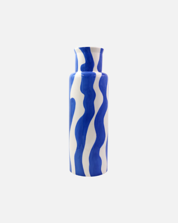 Enhance your floral display with the ceramic Esteban vase from Qué Rico. This Belgian-designed vase, inspired by the lively Spanish lifestyle and featuring the colourful Bold & blue pattern, adds a ray of sunshine to your home. With its organic shape and vibrant colour combination of white and blue, this handmade vase is a true eye-catcher in any interior. As it is hand-painted, every piece is unique! Gift packaging included.