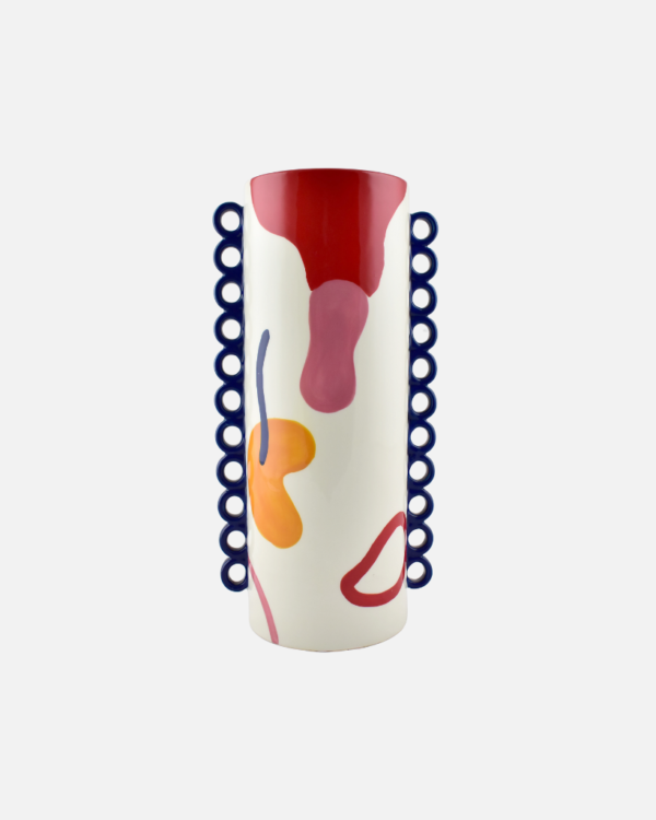 Enhance your floral display with the ceramic Cloé vase from Qué Rico. This Belgian-designed vase, inspired by the lively Spanish lifestyle and featuring the colourful Funky y Feliz pattern, adds a ray of sunshine to your home. With its organic shape and funky colour combination, this handmade vase is a true eye-catcher in any interior. As it is hand-painted, every piece is unique! Gift packaging included.