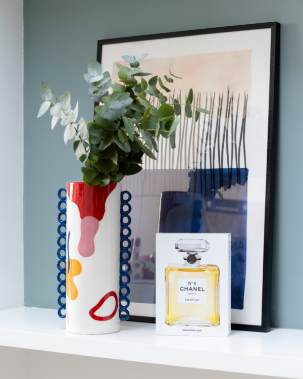 Enhance your floral display with the ceramic Cloé vase from Qué Rico. This Belgian-designed vase, inspired by the lively Spanish lifestyle and featuring the colourful Funky y Feliz pattern, adds a ray of sunshine to your home. With its organic shape and funky colour combination, this handmade vase is a true eye-catcher in any interior. As it is hand-painted, every piece is unique! Gift packaging included.
