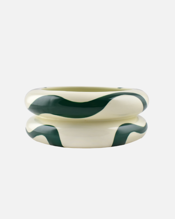 Add a vibrant twist to your plants with the ceramic Martín plant pot from Qué Rico. Designed in Belgium and infused with Spanish inspiration, this planter, adorned with the Spanish Swirls pattern, is the perfect home for your leafy friends. With its organic shape and warm green colour, this handcrafted planter is a true eye-catcher in any interior. As it is hand-painted, every piece is unique! Gift packaging included.