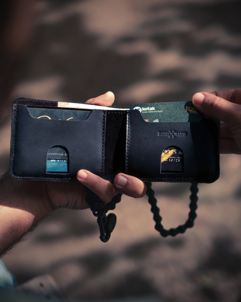 Rodeo Wallet - Leather & Suede Chain Wallet | Biker x Cowboy Style | 4 Card Slots | Removable Metal Moto-Chain (69cm) | Compact Size 9x11.5cm | Perfect for Modern Rebels | Unique Western Design | Statement Piece | Built for Adventure | Easy Card Access
