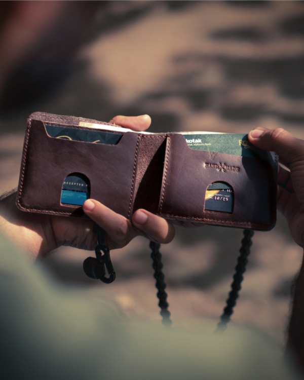 Rodeo Wallet - Leather & Suede Chain Wallet | Biker x Cowboy Style | 4 Card Slots | Removable Metal Moto-Chain (69cm) | Compact Size 9x11.5cm | Perfect for Modern Rebels | Unique Western Design | Statement Piece | Built for Adventure | Easy Card Access