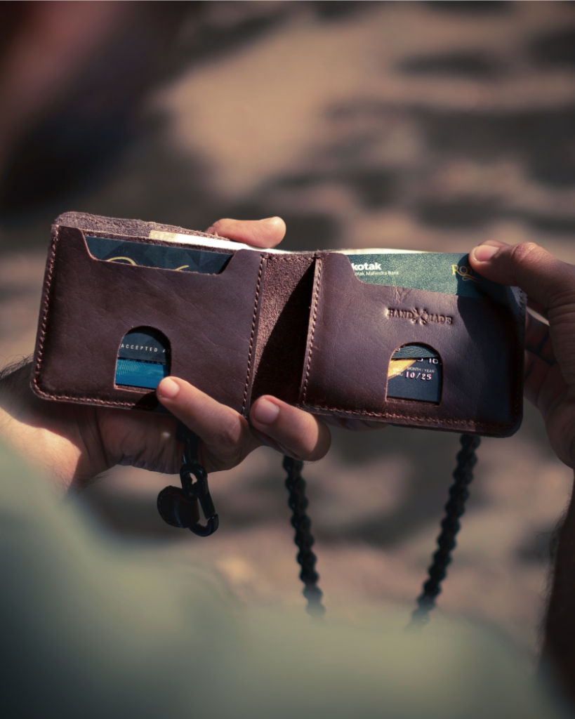 Rodeo Wallet - Leather & Suede Chain Wallet | Biker x Cowboy Style | 4 Card Slots | Removable Metal Moto-Chain (69cm) | Compact Size 9x11.5cm | Perfect for Modern Rebels | Unique Western Design | Statement Piece | Built for Adventure | Easy Card Access