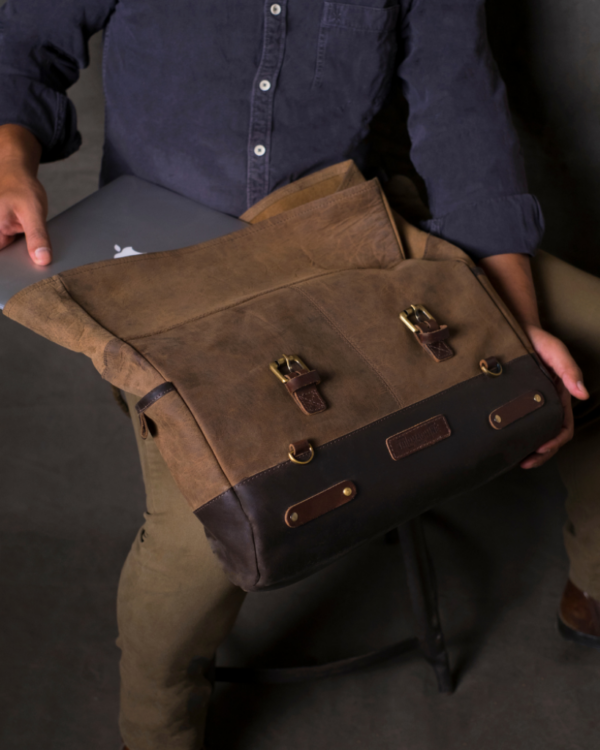 The Outlaw Leather Messenger Bag combines timeless style with versatile functionality. Handcrafted from 100% genuine leather with no compromises, this 17L bag features a roll-top design, front laptop compartment (fits up to 38 cm laptops), and multiple internal pockets. Perfect for daily commutes or weekend getaways, it includes a leather shoulder strap and can be mounted on motorcycles. Dimensions: 39.5 x 28 x 12.7 cm when closed.