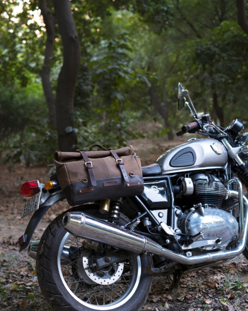 The Outlaw Leather Messenger Bag combines timeless style with versatile functionality. Handcrafted from 100% genuine leather with no compromises, this 17L bag features a roll-top design, front laptop compartment (fits up to 38 cm laptops), and multiple internal pockets. Perfect for daily commutes or weekend getaways, it includes a leather shoulder strap and can be mounted on motorcycles. Dimensions: 39.5 x 28 x 12.7 cm when closed.