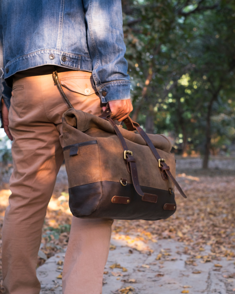 The Outlaw Leather Messenger Bag combines timeless style with versatile functionality. Handcrafted from 100% genuine leather with no compromises, this 17L bag features a roll-top design, front laptop compartment (fits up to 38 cm laptops), and multiple internal pockets. Perfect for daily commutes or weekend getaways, it includes a leather shoulder strap and can be mounted on motorcycles. Dimensions: 39.5 x 28 x 12.7 cm when closed.