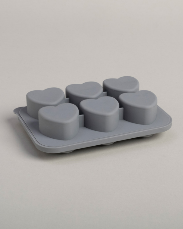 Transform your drinks with our heart-shaped ice cube tray. Creates 6 large silicone ice hearts, perfect for cocktails & special occasions. Easy-fill, dishwasher safe.