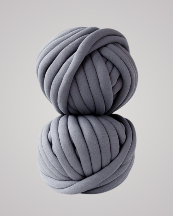 Create cozy blankets, rugs, pillows, and stylish bags with our Super Chunky Yarn! This thick, bulky yarn is easy to work with and knits up quickly. 1 Perfect for DIY projects. 500g, 80% Polyester/20% Cotton. Learn to make bags in our workshops!