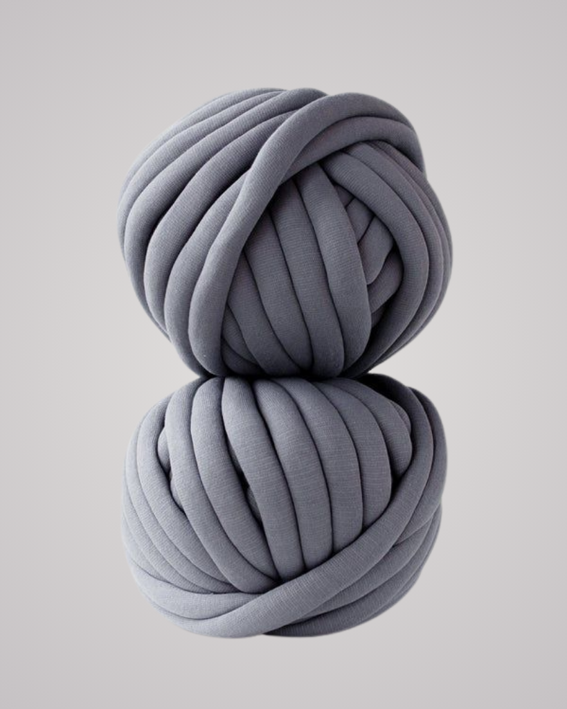 Create cozy blankets, rugs, pillows, and stylish bags with our Super Chunky Yarn! This thick, bulky yarn is easy to work with and knits up quickly. 1 Perfect for DIY projects. 500g, 80% Polyester/20% Cotton. Learn to make bags in our workshops!