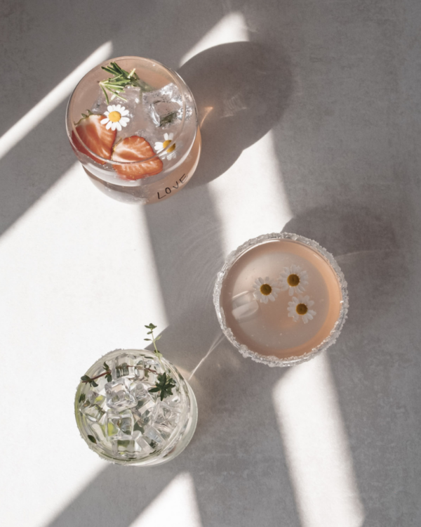Serve in style with our double-walled heart glass. This elegant 100ml glass features temperature-maintaining design, perfect for cocktails and desserts. Dishwasher safe and heat-resistant for versatile entertaining.