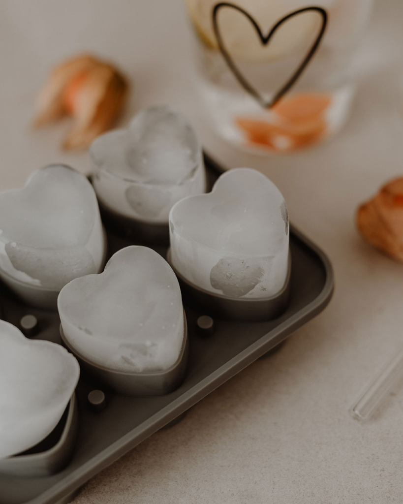 Transform your drinks with our heart-shaped ice cube tray. Creates 6 large silicone ice hearts, perfect for cocktails & special occasions. Easy-fill, dishwasher safe.