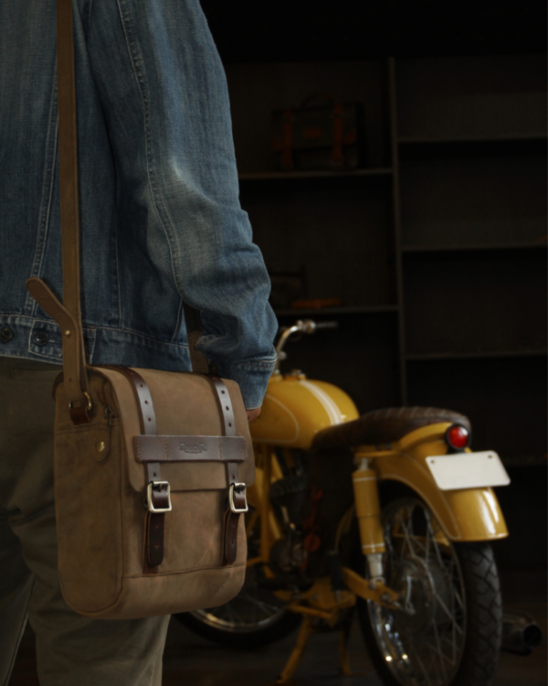 Premium Adventure Bag | 4.4L Capacity | 6 Strong Magnets | Multi-Mount Design | Weather-Protected | Expandable System | Classic Style | Perfect Travel Companion | Versatile Carry Options