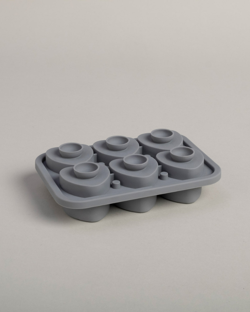 Transform your drinks with our heart-shaped ice cube tray. Creates 6 large silicone ice hearts, perfect for cocktails & special occasions. Easy-fill, dishwasher safe.