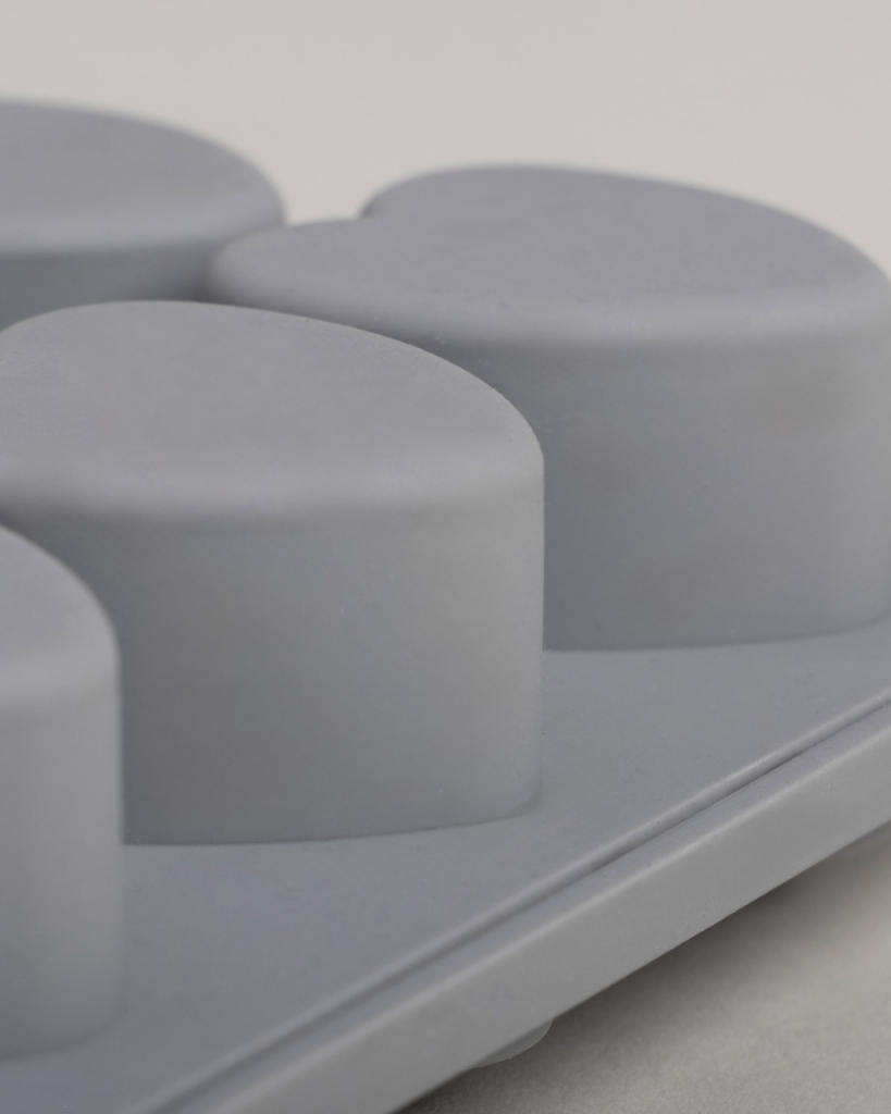 Transform your drinks with our heart-shaped ice cube tray. Creates 6 large silicone ice hearts, perfect for cocktails & special occasions. Easy-fill, dishwasher safe.