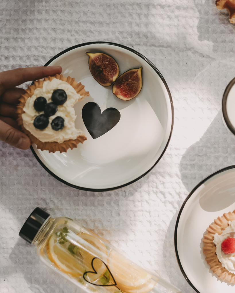 Elevate your outdoor dining with our heart-pattern enamel plate. At 18.7cm, this durable plate features a classic black heart design, perfect for camping, picnics, and outdoor entertaining. Dishwasher safe and built to last.