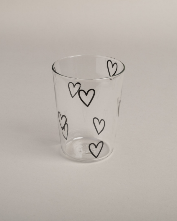 Fall in love with this charming glass tumbler featuring delicate black hearts! Perfect for everyday use, this 450ml drinking glass adds a touch of romance to your beverage experience. Whether you're enjoying a refreshing drink at home or having a picnic outdoors, this versatile glass is your ideal companion.