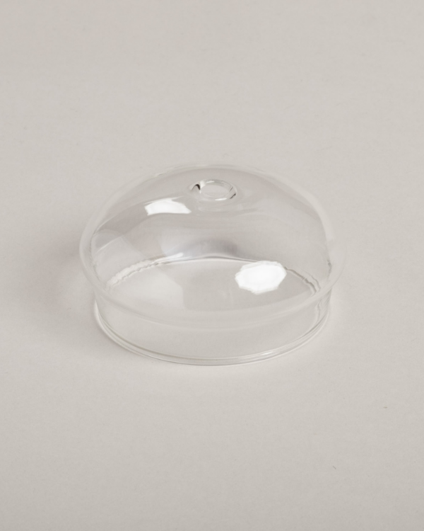 A glass lid, compatible exclusively with our drinking glass collection, provides a protective barrier and accommodates glass straws. Dishwasher safe for convenient cleaning.